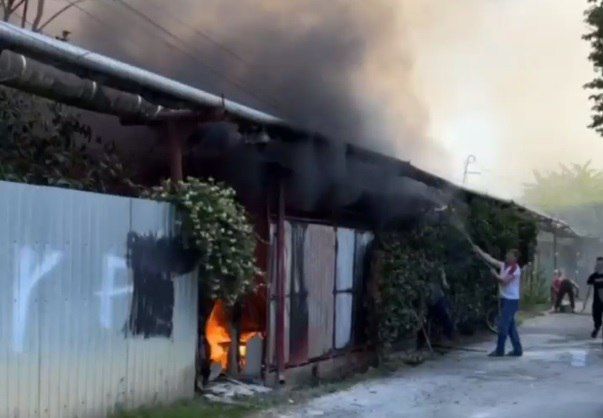 Пять человек эвакуировали из горящего жилого дома на Дубинке в Краснодаре