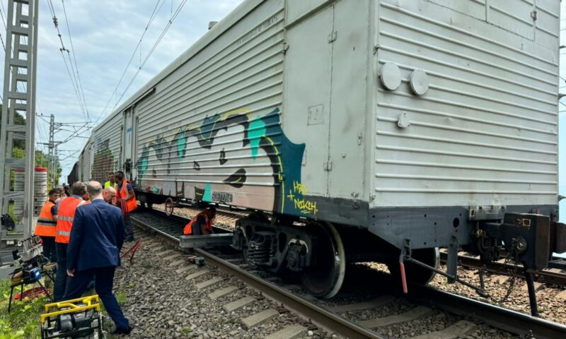 Более 10 поездов задержались в Сочи из-за схода вагона с пути