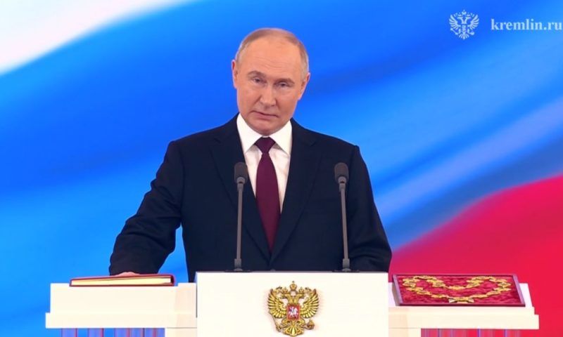 Владимир Путин принес присягу и снова вступил в должность президента России