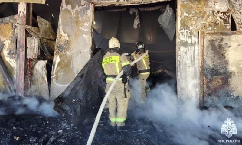Пожар площадью 1000 кв. метров произошел на овощебазе в Краснодаре