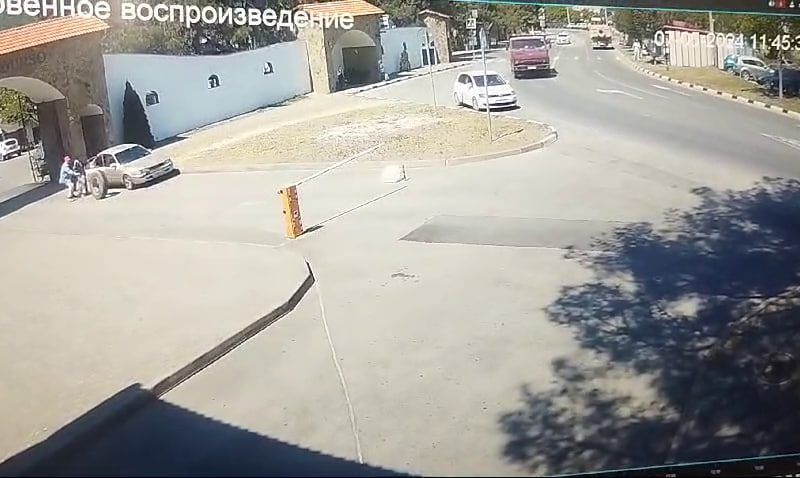 Отскочившее от КамАЗа колесо сбило двух человек в Новороссийске