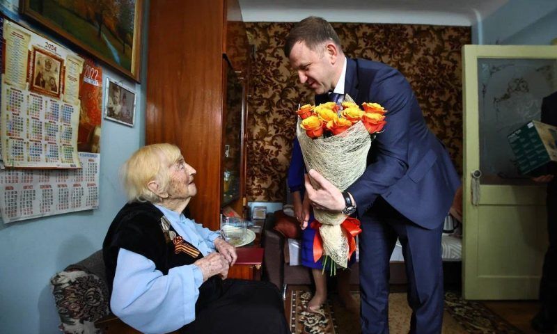 Мэр Краснодара поздравил со 100-летием ветерана Елену Гонтарь