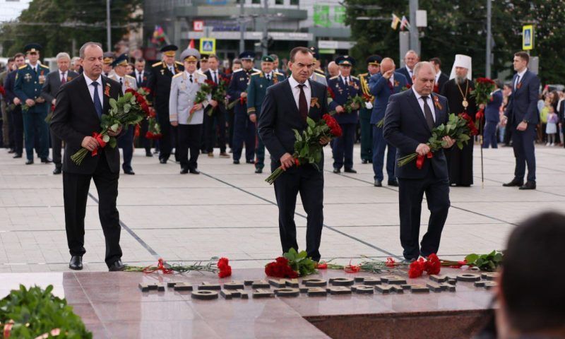 Кондратьев возложил цветы к Вечному огню в День Победы в Краснодаре