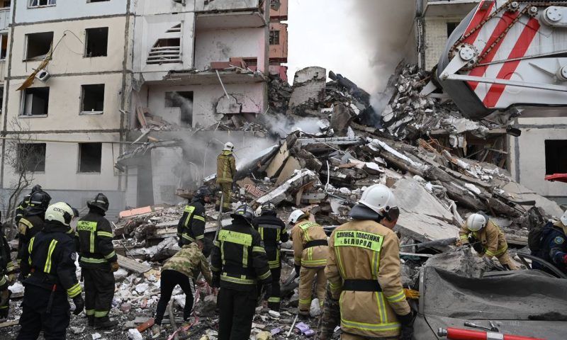 Тела двух человек достали из-под завалов обрушившейся многоэтажки в Белгороде