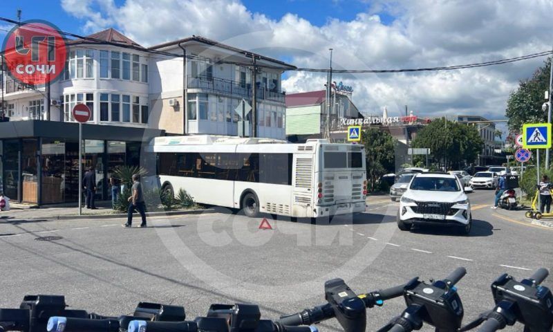 Неуправляемый автобус въехал в магазин сувениров в Сочи