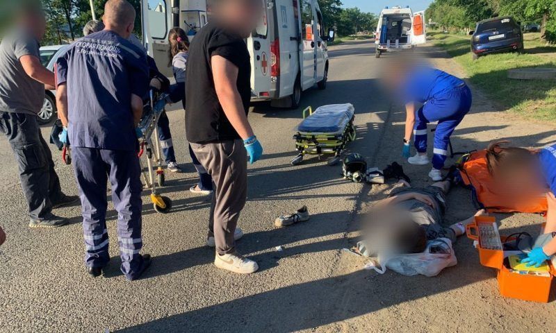Двое подростков на питбайке врезались во внедорожник в Горячем Ключе