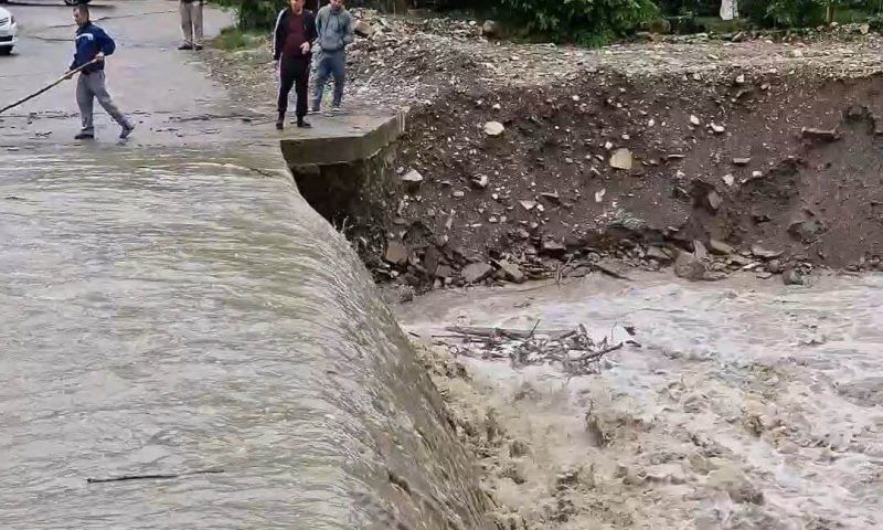 Жители СНТ оказались отрезаны от мира из-за перелива реки в Сочи