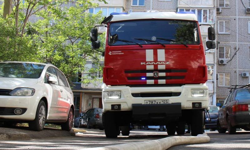 Более 40 человек эвакуировали из горящей многоэтажки в ЮМР в Краснодаре