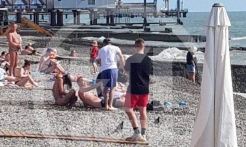 Влюбленную пару арестовали на 3 суток за непристойное поведение на пляже в Сочи