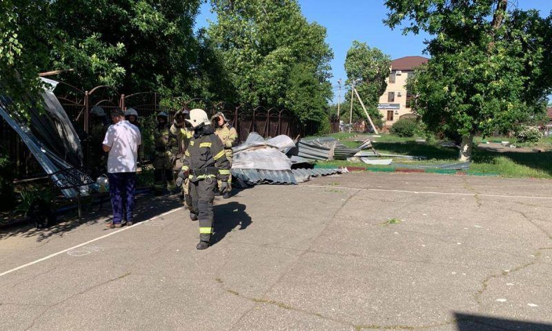 Сильный ветер сорвал крышу в школе № 29 в Краснодаре, есть пострадавшие