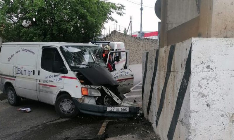 В Новороссийске водителя пришлось вырезать из фургона после удара об опору моста