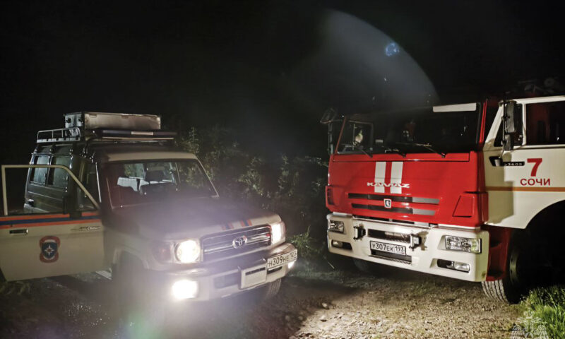 Спасатели помогли доставить воду для тушения дачного дома в горах Сочи