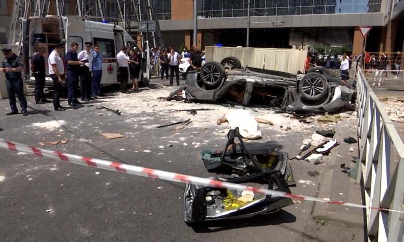 Иномарка рухнула с 3 этажа крытой парковки в Краснодаре. «Факты»