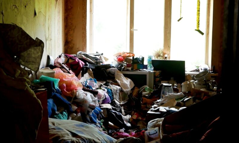Жильцы общежития в Армавире пожаловались на захламленную мусором комнату