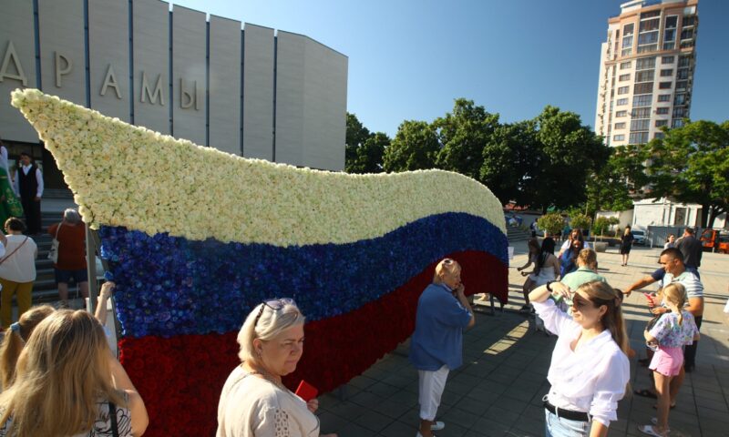 Флаг из 20 тыс. живых роз создали в Краснодаре в честь Дня России