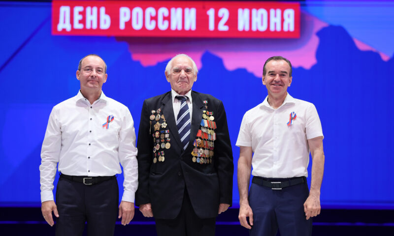 Кондратьев наградил 25 выдающихся жителей Кубани в День России