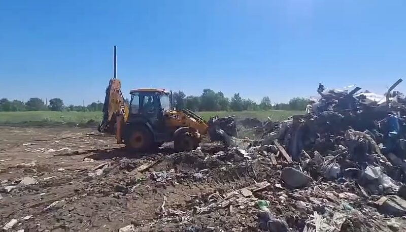 В Краснодаре убирают незаконную свалку мусора в поселке Индустриальном