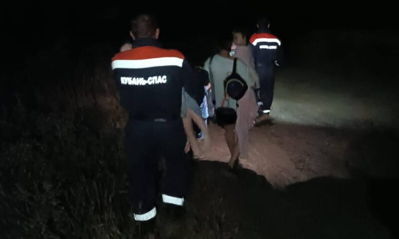 Туристы с детьми застряли на машинах в грязи возле «Ласточкиного гнезда» в Анапе