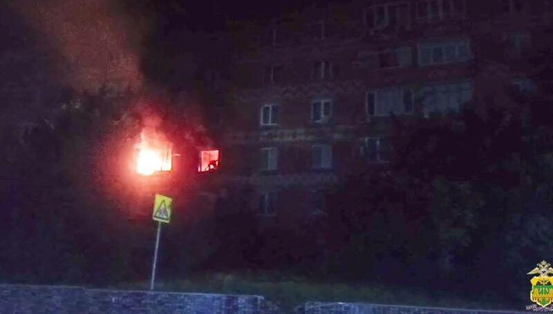 Полицейские помогли эвакуировать 50 жителей из горящего дома в Усть-Лабинске