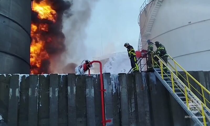 Пожар на нефтебазе в Ростовской области локализовали на площади 3,2 тыс. кв. м