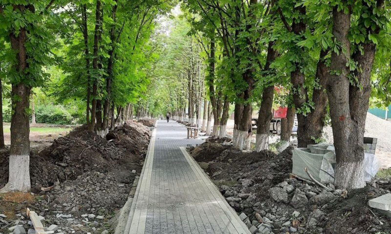 В Лабинском районе по нацпроекту благоустраивают новый парк