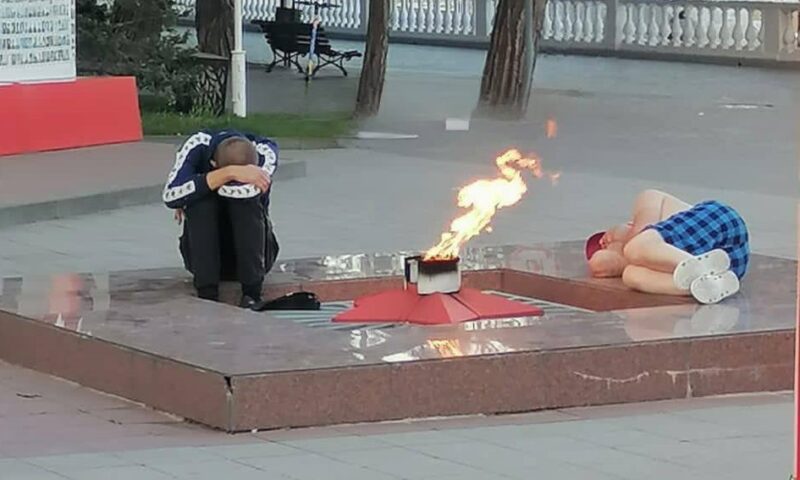 Полиция задержала пьяных туристов, уснувших возле Вечного огня в Геленджике
