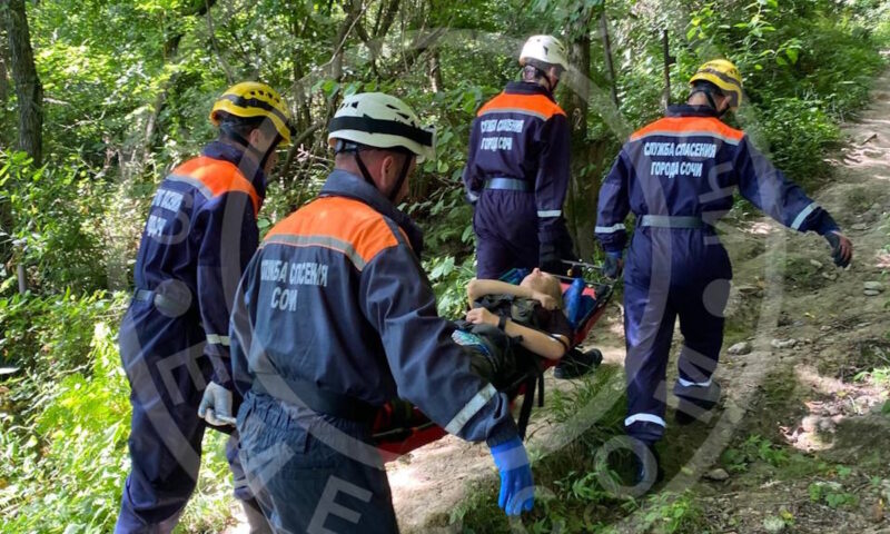 Спасатели вынесли из леса девушку, сломавшую ногу на прогулке у водопадов в Сочи