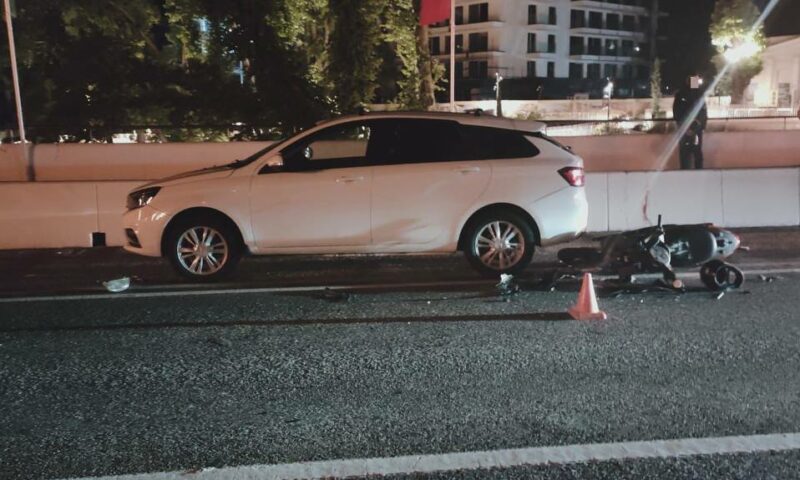 В Сочи 17-летний мопедист пострадал, врезавшись в припаркованный автомобиль