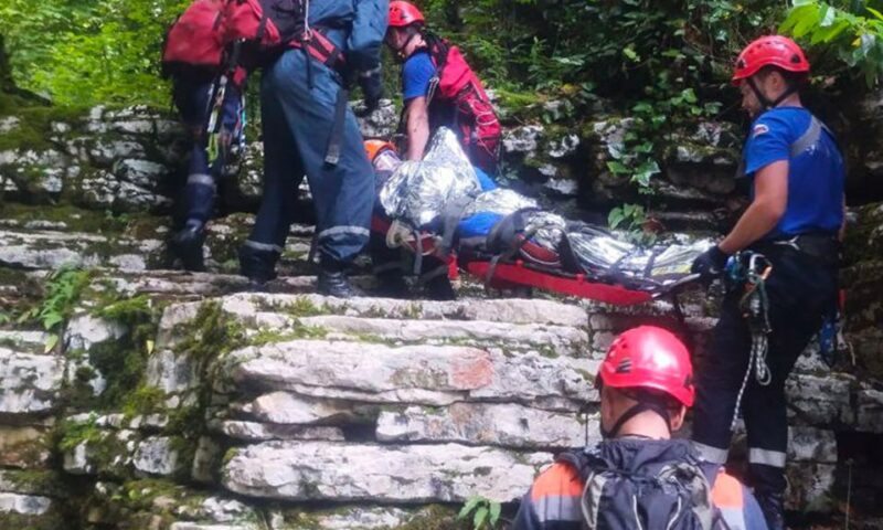 В Сочи спасатели шесть часов эвакуировали травмированную женщину из каньона реки