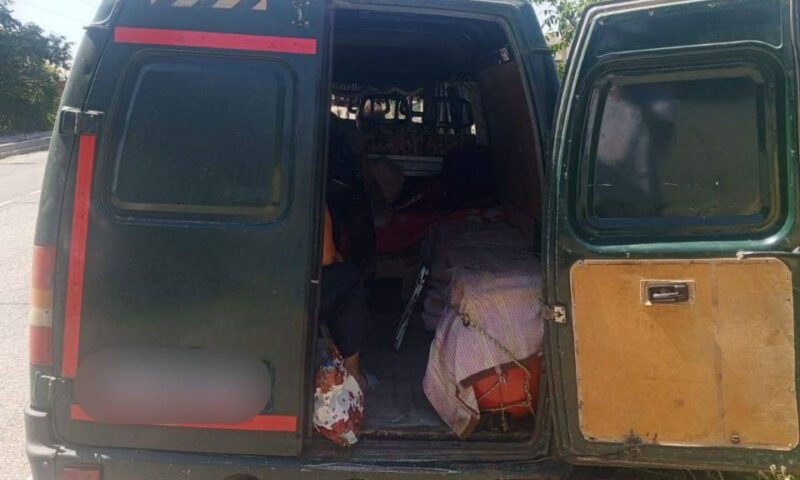 Водитель «Газели» возил в салоне 17 человек на лавочках в Выселковском районе
