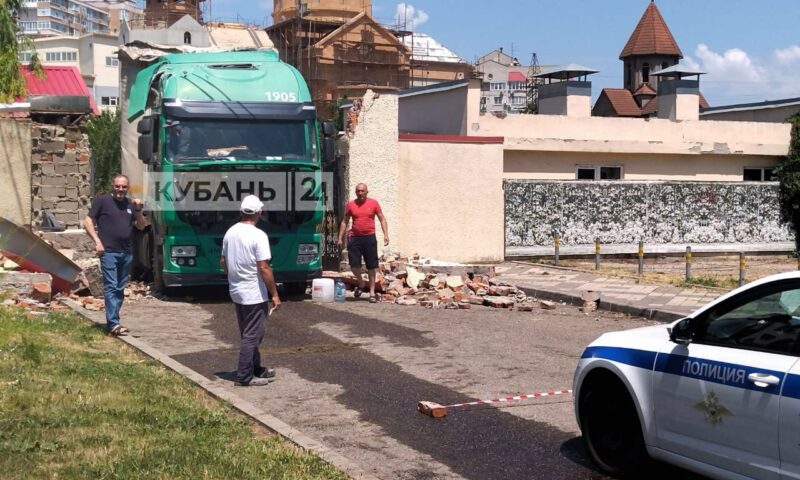 Грузовик повредил ворота на въезде в армянский храм в Краснодаре