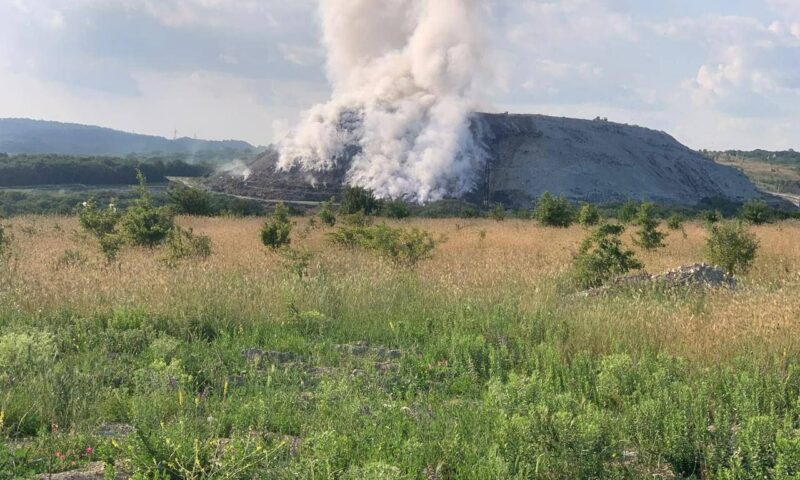 Крупный пожар на мусорном полигоне в Новороссийске тушат уже больше суток