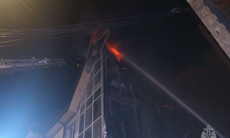 Крыша офисного здания загорелась на площади 400 кв. метров в Адыгее