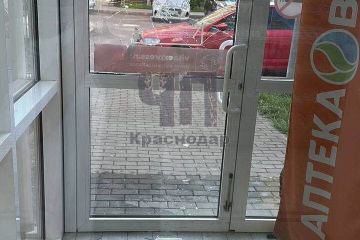 В Краснодаре пьяный мужчина напал на фармацевта и разбил дверь в аптеке