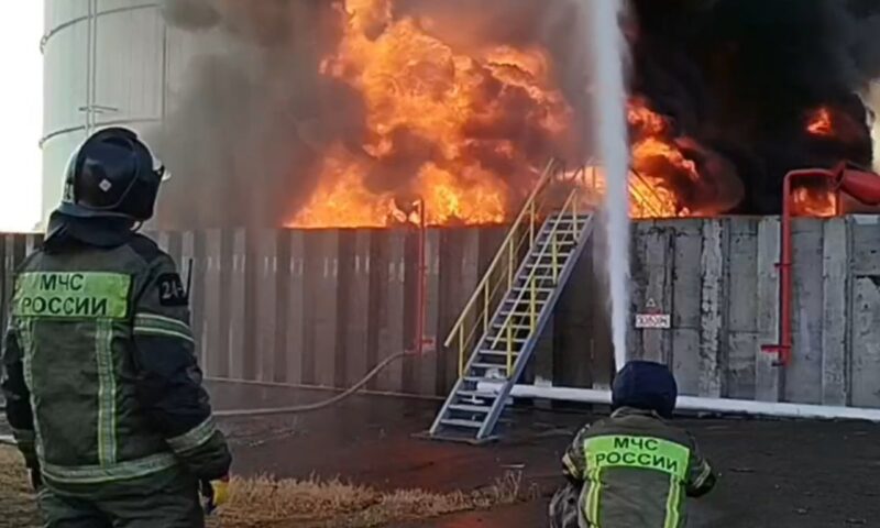 Резервуары с нефтепродуктами загорелись после атаки БПЛА в Ростовской области