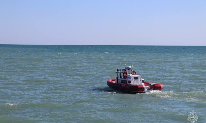 Спасатели ищут парня и девушку, пропавших во время шторма в море в Сочи