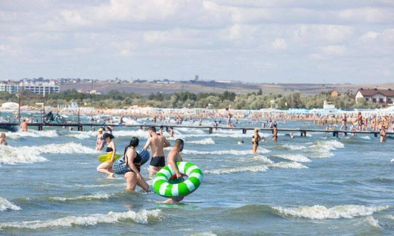 Из-за сильного ветра в Анапе запретили купаться в море с надувными матрасами