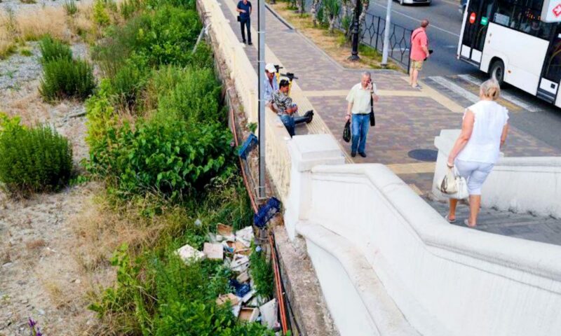 Жители Сочи пожаловались на загрязняющих реку продавцов