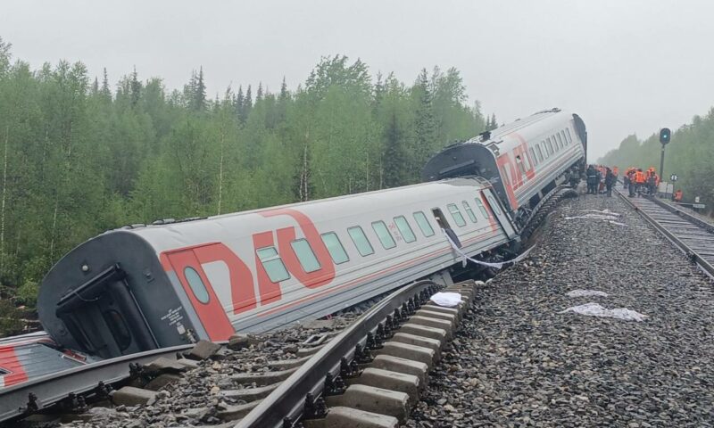 На месте схода поезда Воркута — Новороссийск обнаружили тела двоих человек