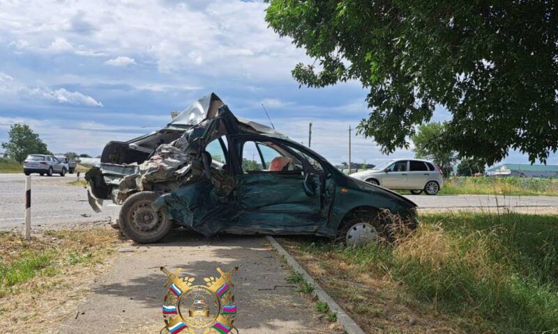 На Кубани автокран раздавил легковушку, в ней погибла женщина-пассажир