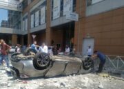 Двое взрослых и ребенок пострадали при падении BMW с парковки ТРЦ в Краснодаре