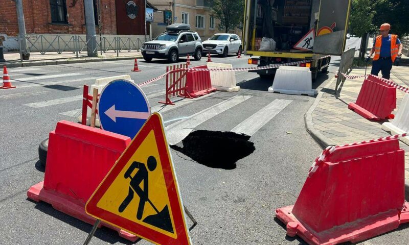 Провал на дороге на улице Ленина в Краснодаре ликвидируют до конца июня