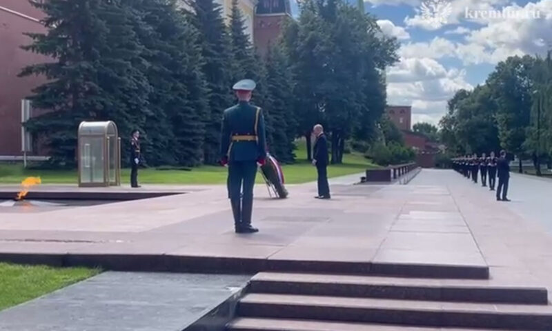 Путин возложил венок к Могиле Неизвестного Солдата в День памяти и скорби