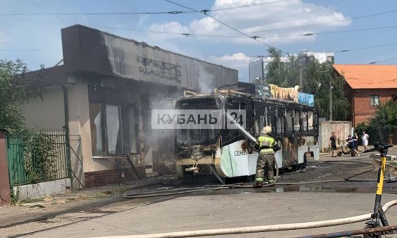 Трамвай №22 загорелся на конечной остановке в Краснодаре