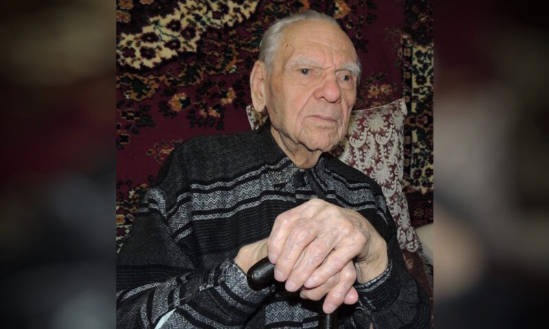 Кондратьев поздравил со 101-летием ветерана из Туапсинского района