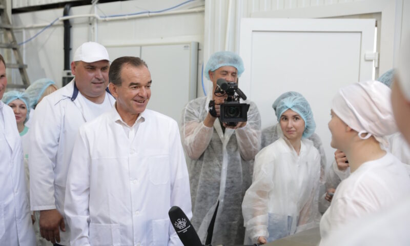 Вениамин Кондратьев посетил Медведовский молочный комбинат в Тимашевском районе