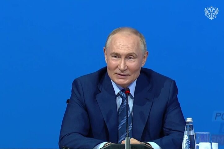 Путин поручил выплатить по 10 тыс. рублей семьям, не израсходовавшим маткапитал