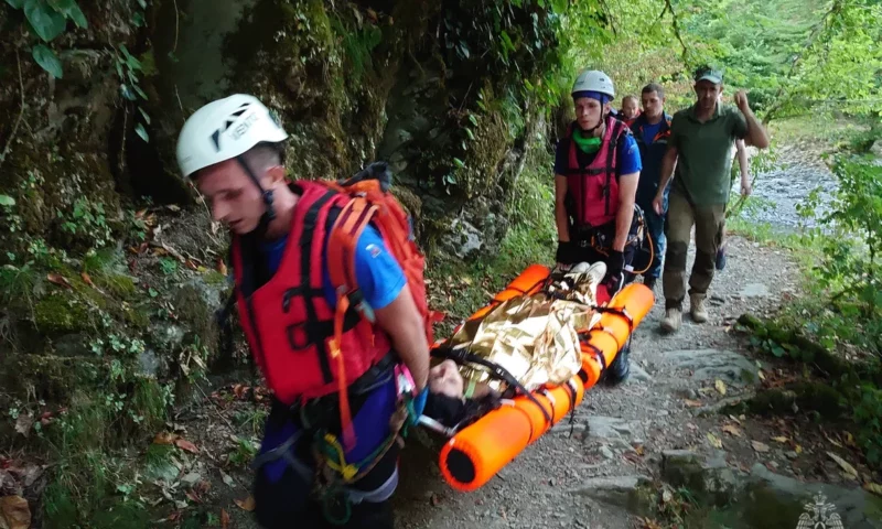 Туристка рухнула со скалы высотой 10 метров в горах Сочи