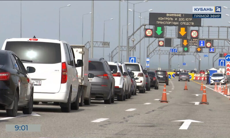 Почти 700 машин стоят в очереди на подъезде к Крымскому мосту со стороны Тамани