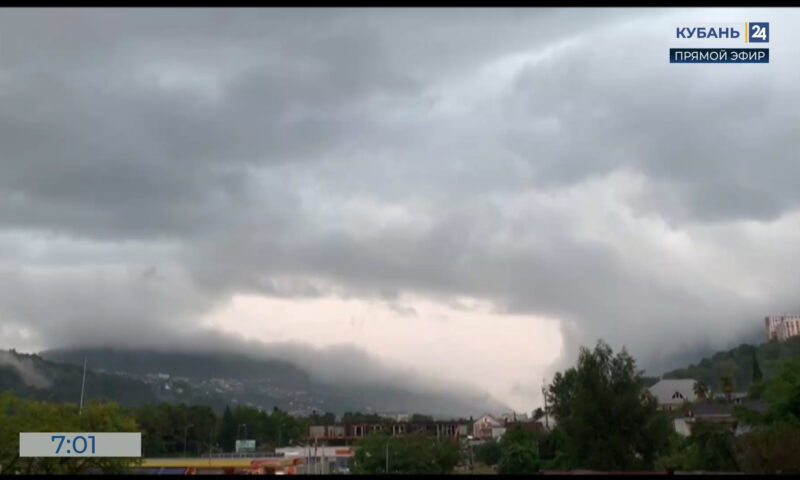 Штормовое предупреждение объявили на Кубани из-за ливней с грозами и града
